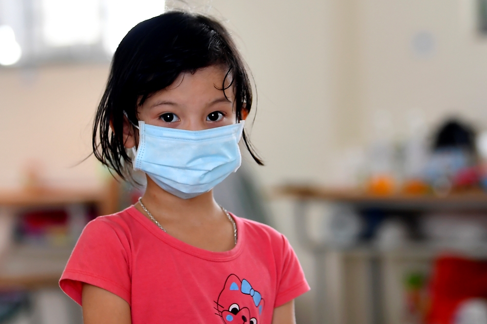 Ánh mắt xa xăm như ước mơ những ngày hè sôi động của bé Hoàng Thị Diễm Kiều, sinh năm 2015 ở thôn Yên Ninh, thị trấn Nếnh, huyện Việt Yên, tỉnh Bắc Giang. Em cùng người thân trong Khu cách ly Trường Đại học Nông-Lâm Bắc Giang.