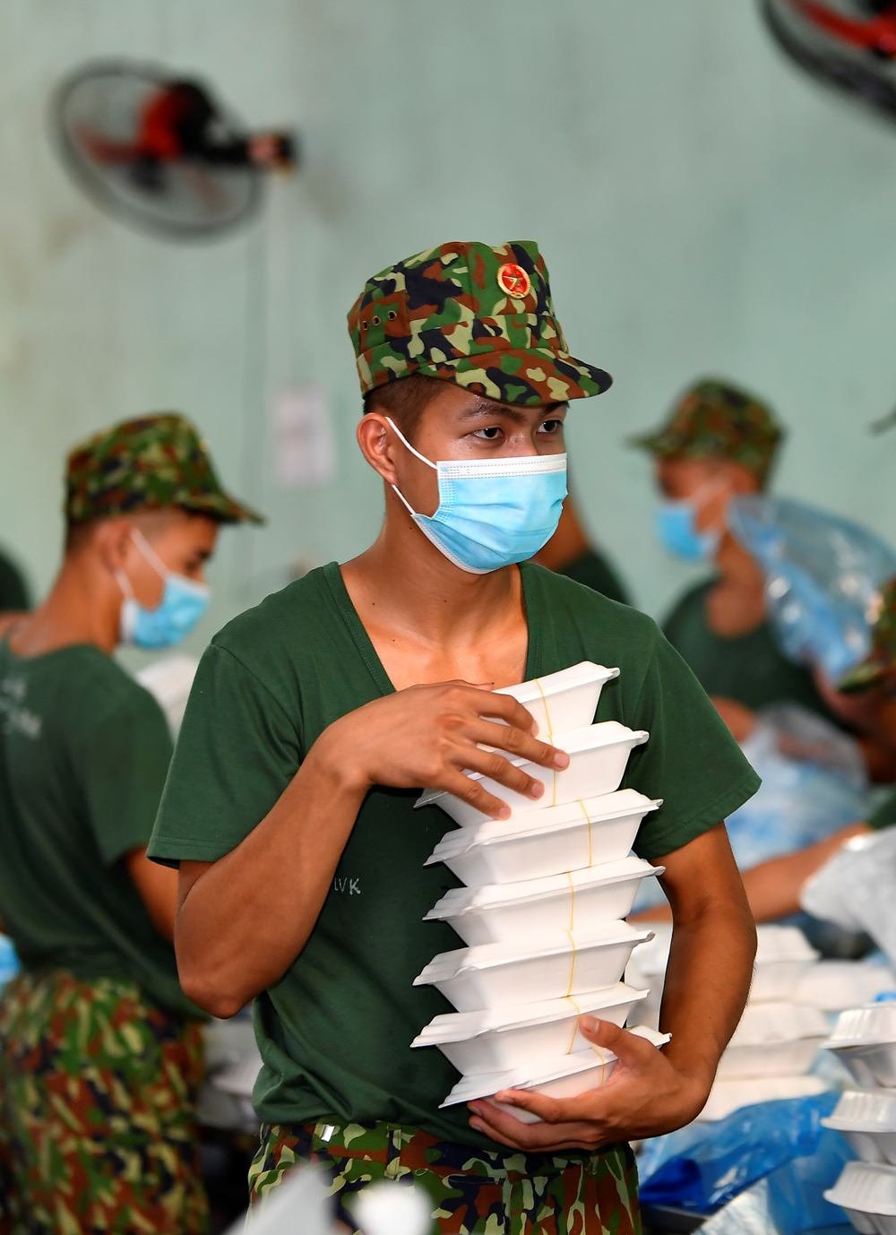 “Anh nuôi”, là 1 trong 300 chiến sĩ Sư đoàn 3 (Quân khu 1) tăng cường cho tỉnh Bắc Giang thực hiện nhiệm vụ trong các bệnh viện dã chiến và khu cách ly.