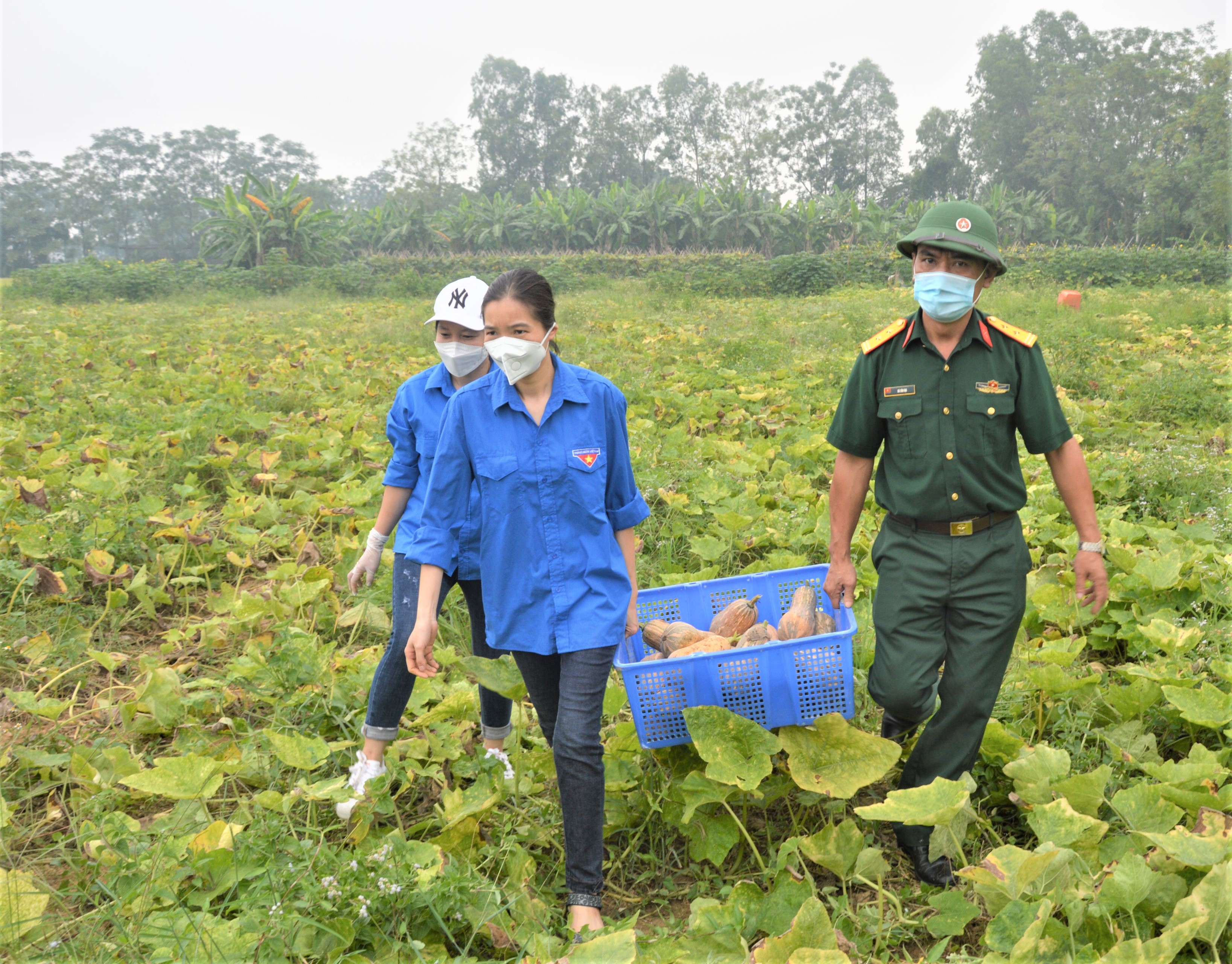 Thắm tình quân dân trong gian khó

