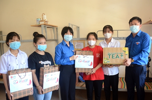 Thành đoàn Đà Nẵng thăm, tặng quà học sinh người Cơ Tu tại huyện Hòa Vang