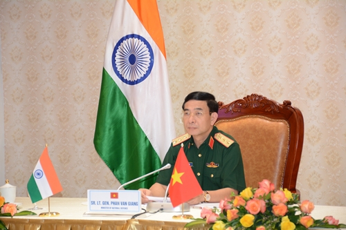 Bộ trưởng Phan Văn Giang điện đàm trực tuyến với Bộ trưởng Quốc phòng Ấn Độ