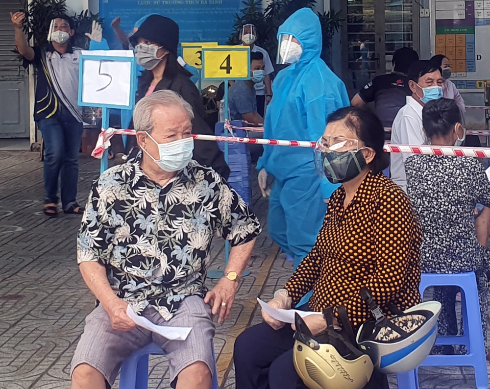 Cặp vợ chồng cán bộ hưu trí ở phường 2, quận 5 tâm sự, người dân rất cảm động trước tinh thần trách nhiệm chăm lo cho dân của Đảng, Nhà nước và tin tưởng cuộc chiến chống dịch Covid-19 nhất định thành công.