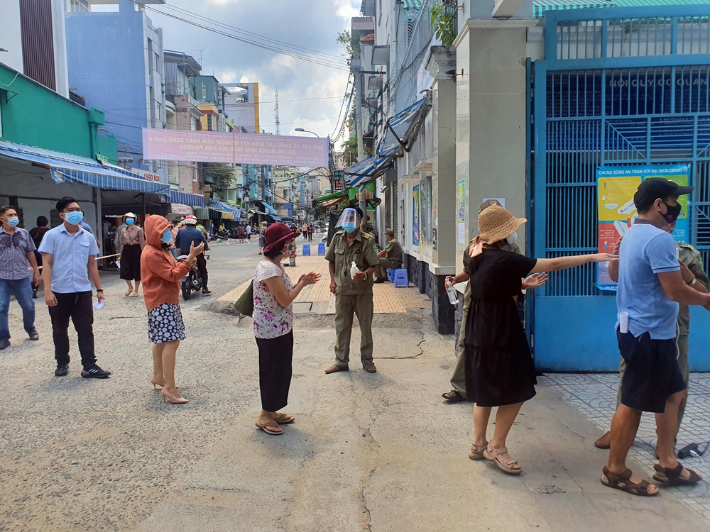 Người dân rất tự giác thực hiện các biện pháp phòng dịch, giữ khoảng cách an toàn theo chỉ dẫn của cán bộ chức năng.