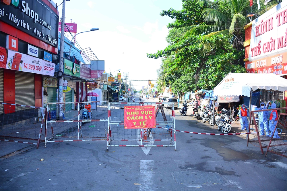 Tuyến đường Hồ Học Lãm – một trong những của ngõ vào phường An Lạc, quận Bình Tân được phong tỏa nghiêm ngặt.