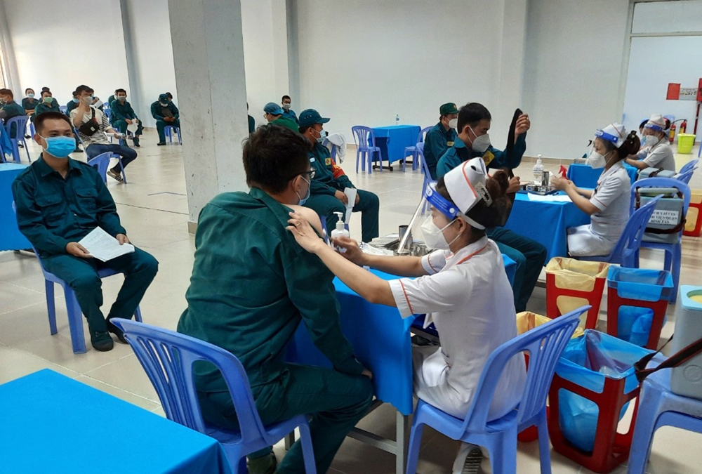 Cùng với đó, lực lượng dân quân của quận được tiêm vaccine phòng Covid-19 theo kế hoạch của các cấp.