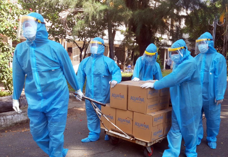 LLVT quận Bình Tân hỗ trợ vận chuyển hàng hóa giúp người dân trong khu vực bị phong tỏa.