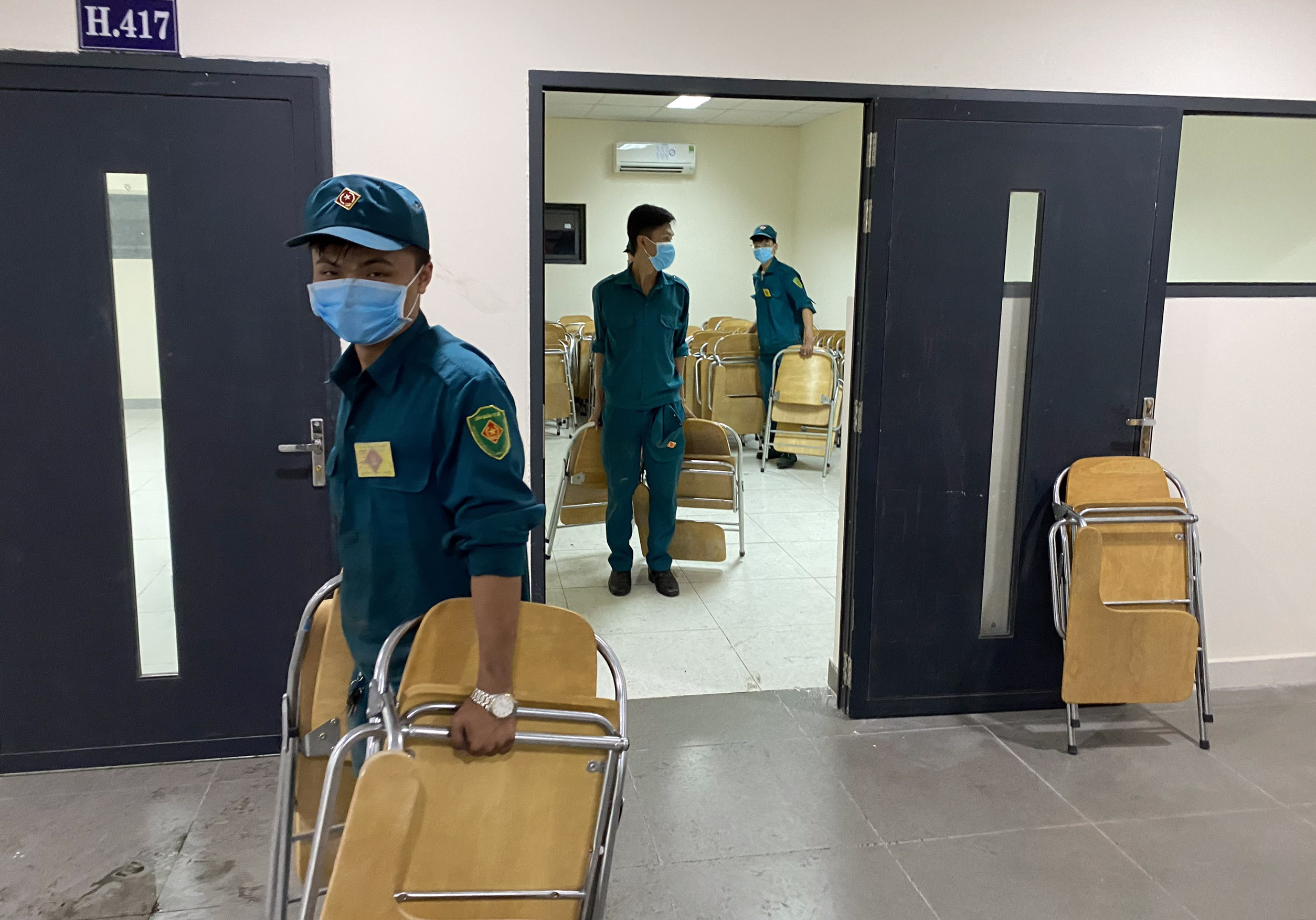 Hỗ trợ dọn dẹp, chuẩn bị cho khu cách ly tập trung của thành phố.