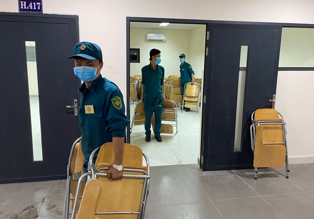 Hỗ trợ dọn dẹp, chuẩn bị cho khu cách ly tập trung của thành phố.