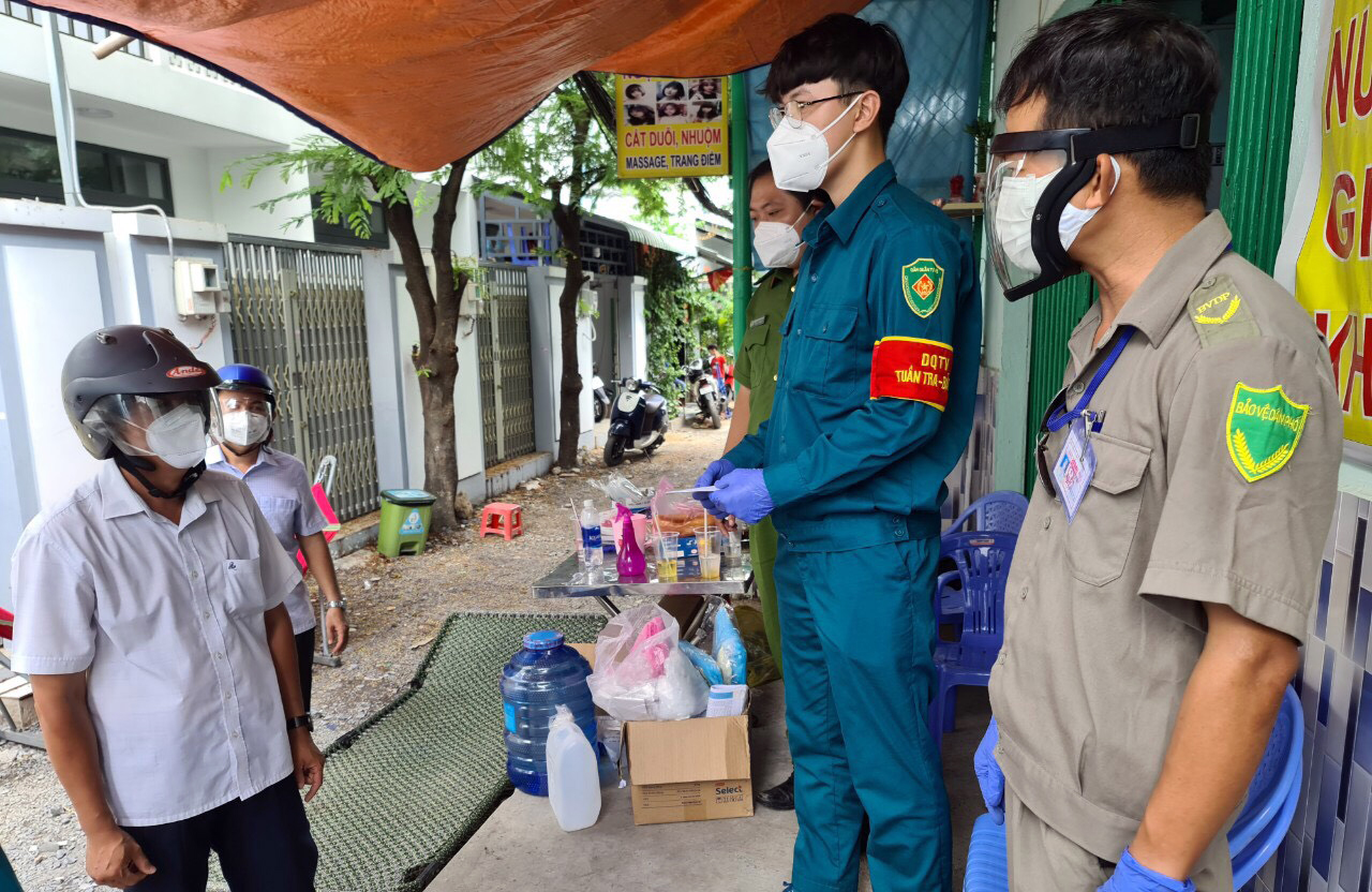 Tại các khu vực dân cư đang trọng điểm về dịch, LLVT quận phối hợp các ngành chức năng túc trực kiểm soát chặt chẽ.