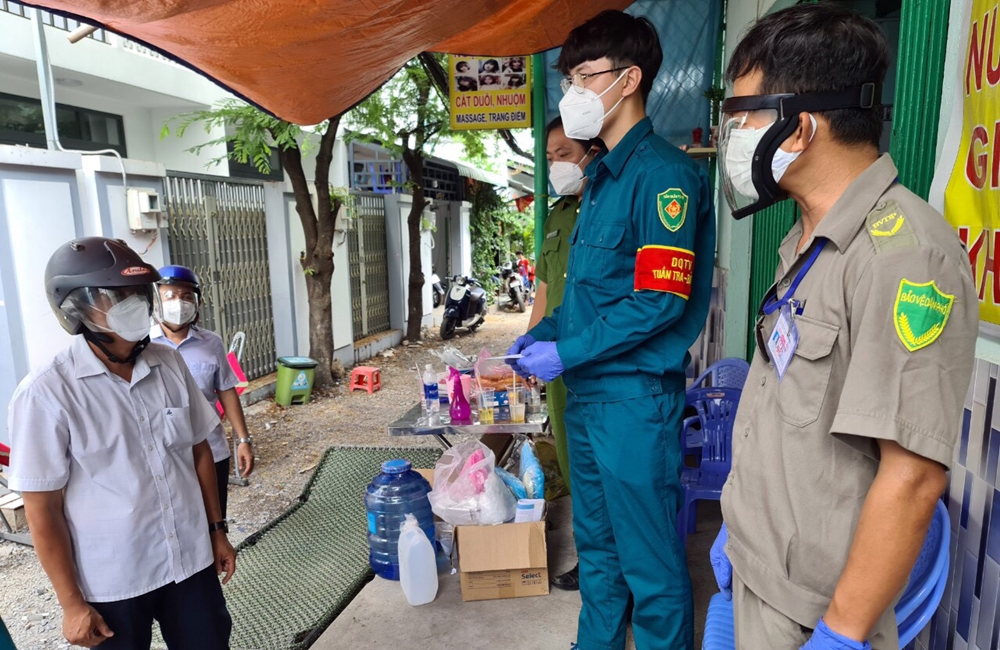 Tại các khu vực dân cư đang trọng điểm về dịch, LLVT quận phối hợp các ngành chức năng túc trực kiểm soát chặt chẽ.