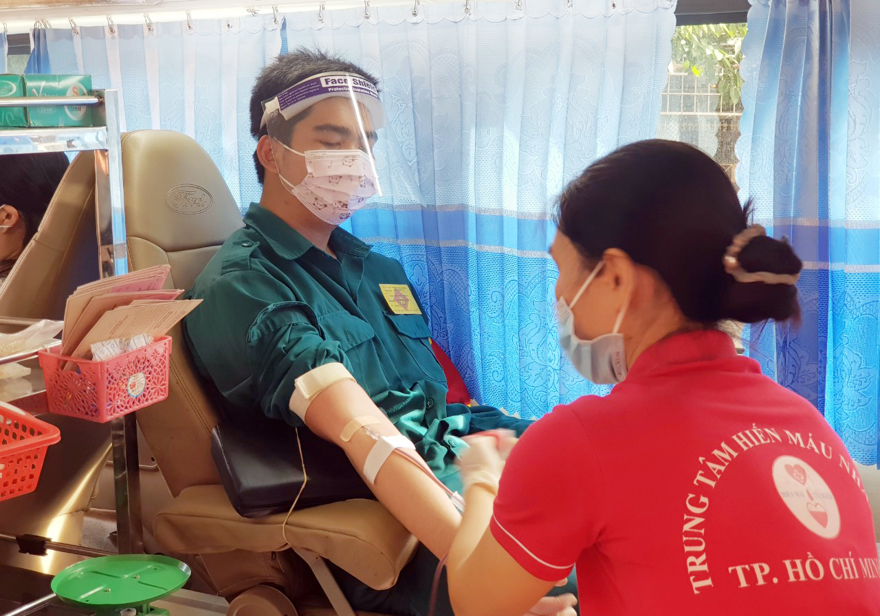 Cùng với thực hiện nhiệm vụ phòng chống dịch, lực lượng dân quân của quận còn tham gia hiến máu tình nguyện.