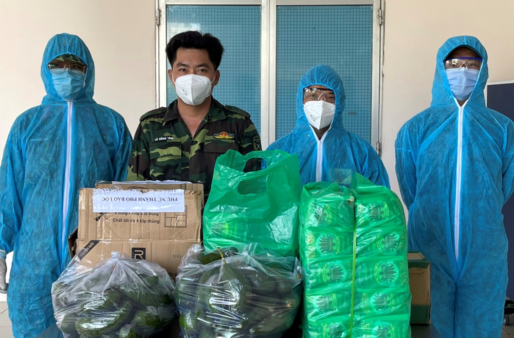 Tiếp nhận các vật phẩm hỗ trợ từ mạnh thường quân.