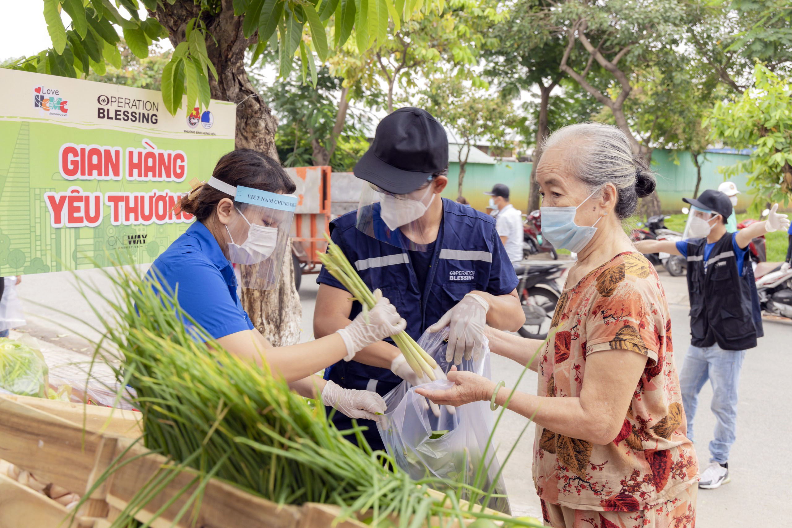Trong thời điểm khó khăn do dịch bệnh, địa bàn quận có nhiều mô hình, cách làm ý nghĩa, hỗ trợ cuộc sống cho người dân.