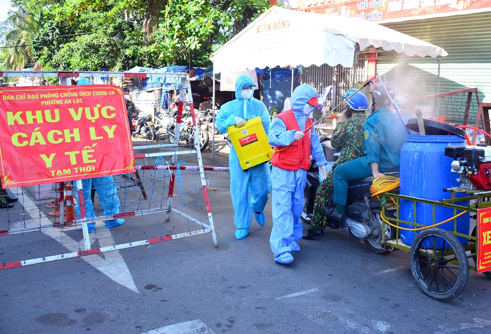 Người và phương tiện làm nhiệm vụ ra vào các chốt kiểm soát được khử khuẩn cẩn thận.