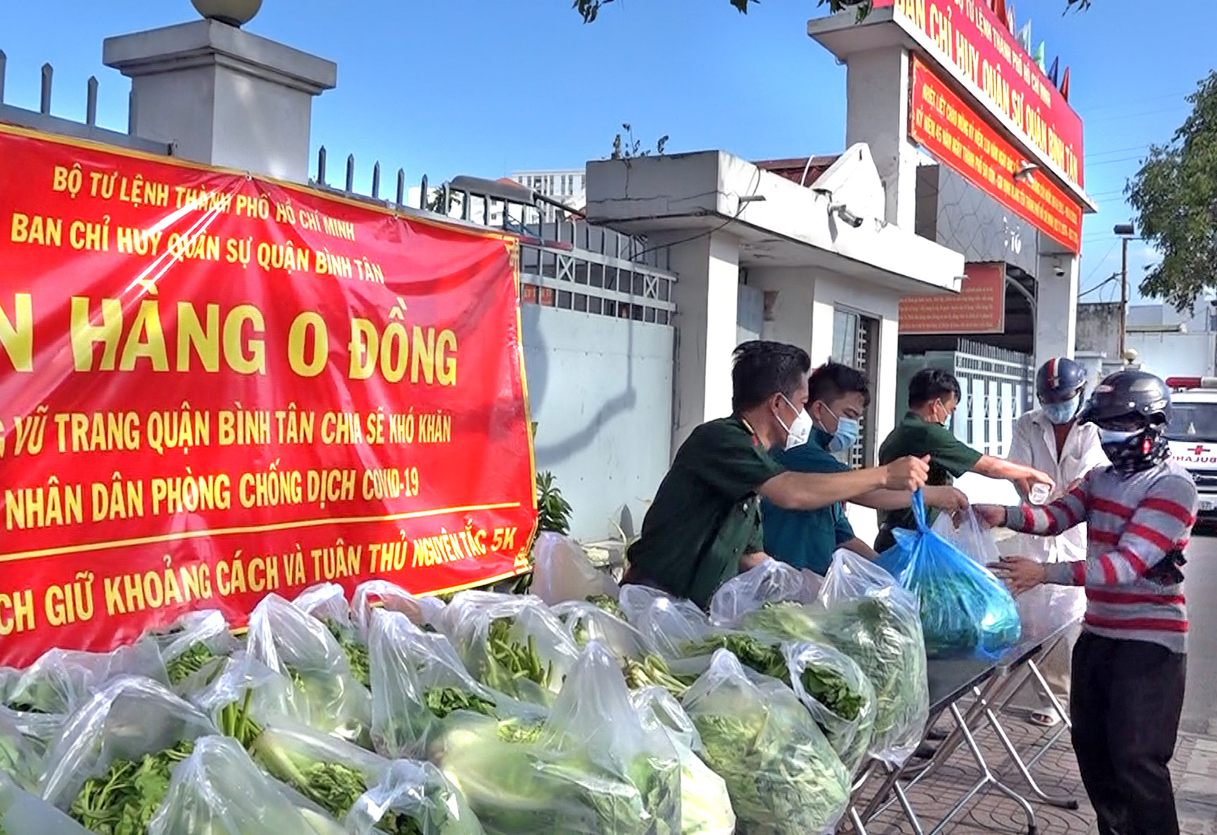 Tại cổng của Ban CHQS quận Bình Tân, cán bộ, chiến sĩ tổ chức mô hình “Gian hàng 0 đồng” cung cấp lương thực, thực phẩm miễn phí cho người dân.