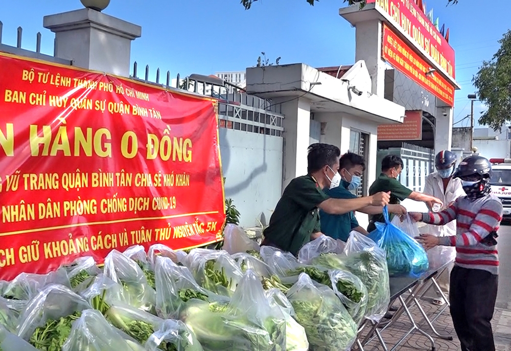 Tại cổng của Ban CHQS quận Bình Tân, cán bộ, chiến sĩ tổ chức mô hình “Gian hàng 0 đồng” cung cấp lương thực, thực phẩm miễn phí cho người dân.