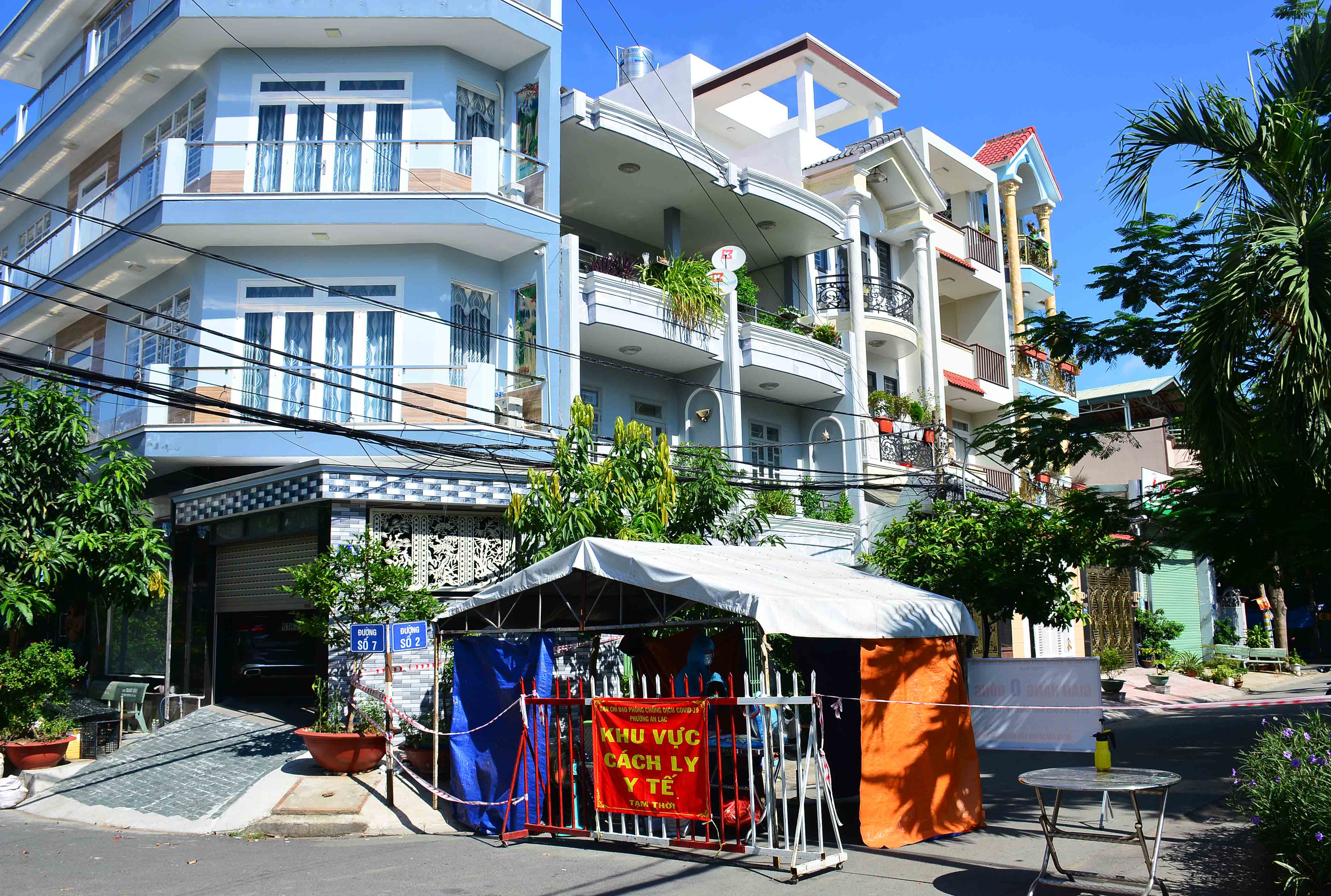 Tại những khu dân cư trọng điểm về dịch, Ban CHQS quận Bình Tân phối hợp tổ chức các chốt kiểm soát nhỏ để tăng cường kiểm soát dịch.