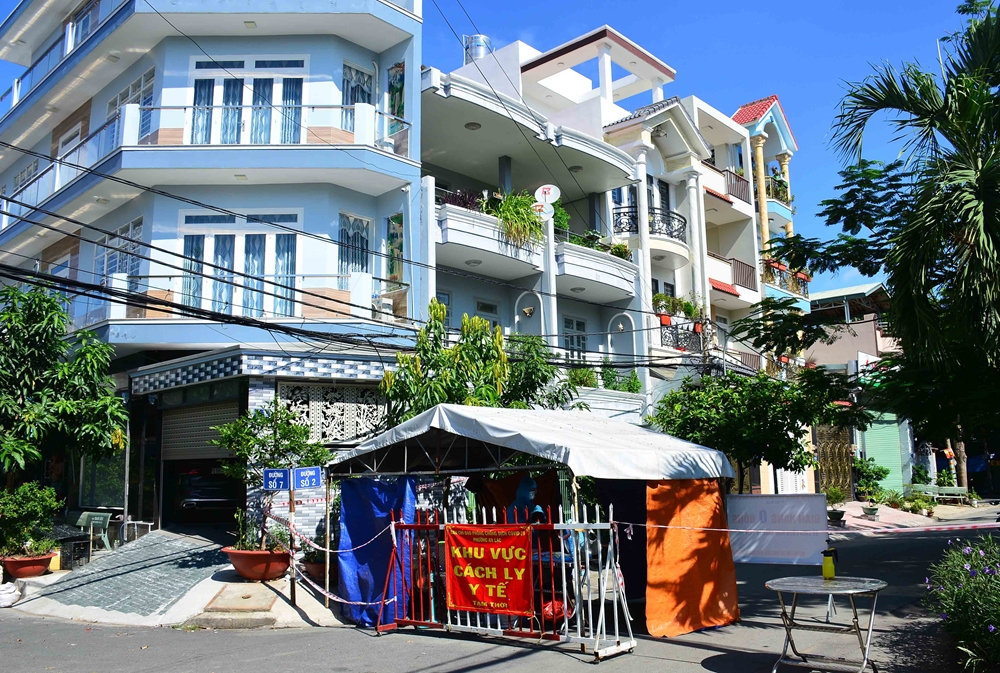 Tại những khu dân cư trọng điểm về dịch, Ban CHQS quận Bình Tân phối hợp tổ chức các chốt kiểm soát nhỏ để tăng cường kiểm soát dịch.