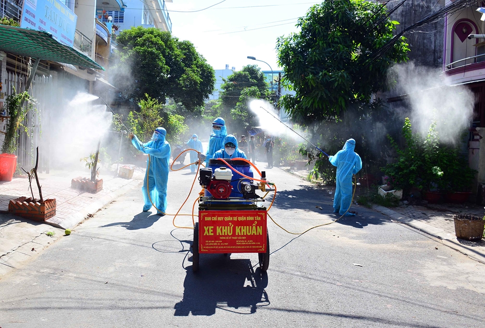 Cán bộ, chiến sĩ LLVT quận Bình Tân phun khử khuẩn các khu dân cư trên địa bàn.