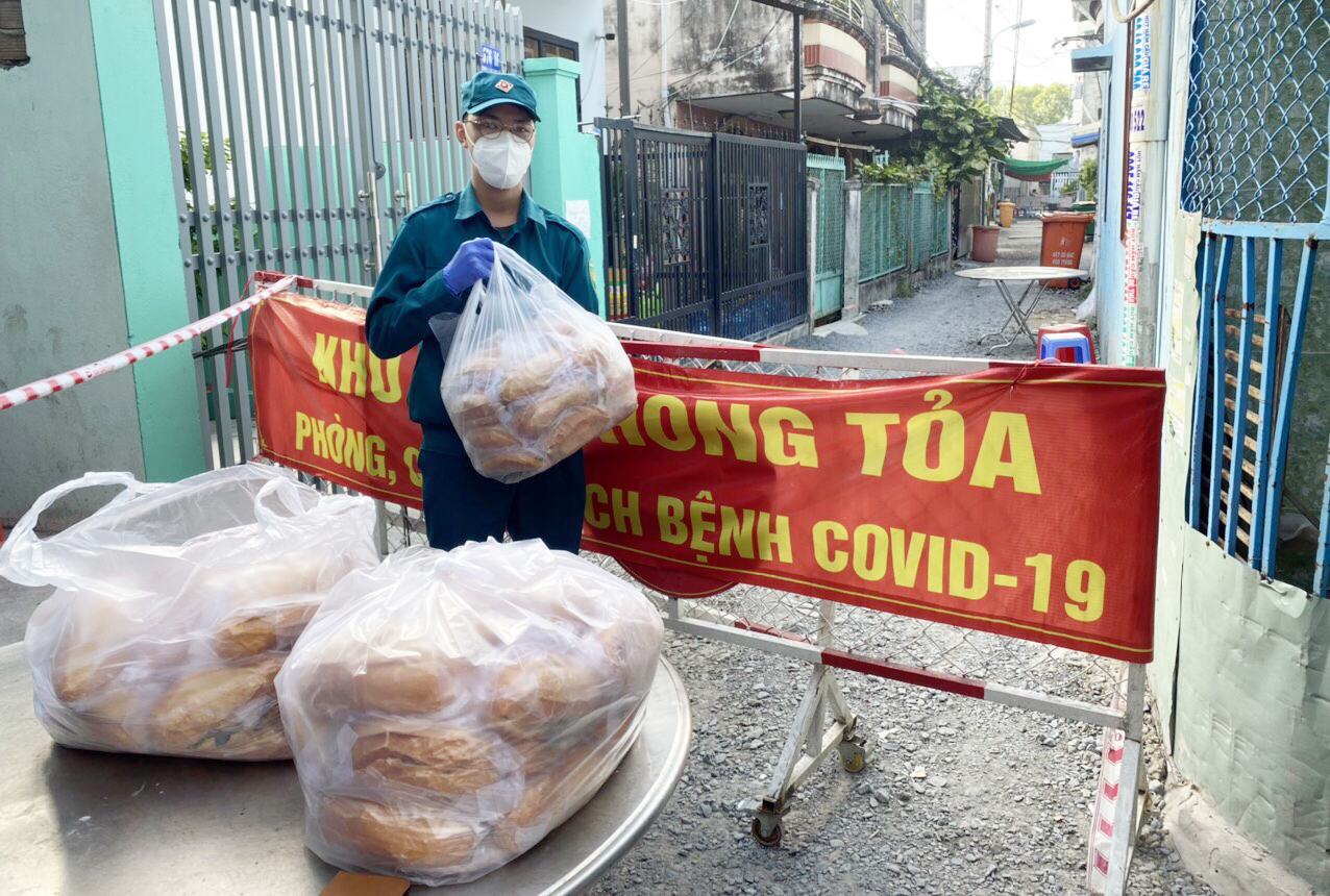 Hỗ trợ lương thực, nhu yếu phẩm tại các chốt phong tỏa.