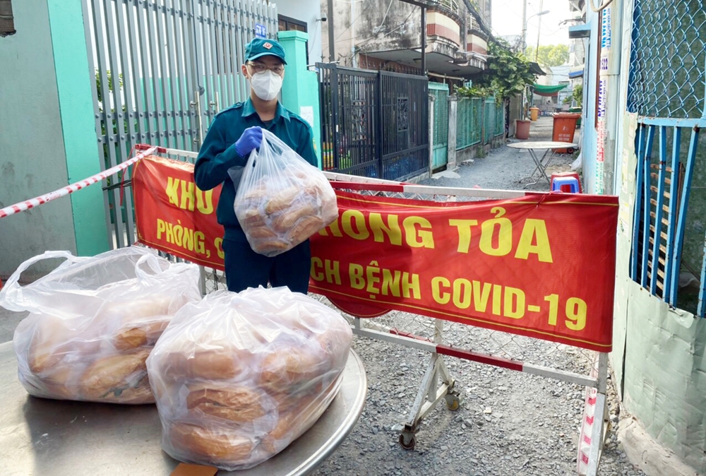 Hỗ trợ lương thực, nhu yếu phẩm tại các chốt phong tỏa.