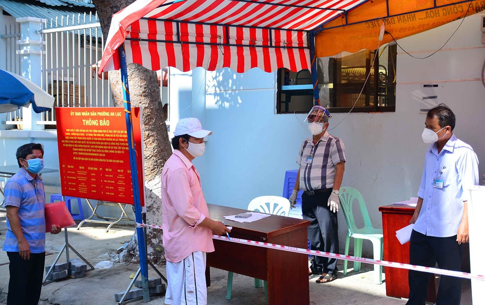 Lãnh đạo phường An Lạc (quận Bình Tân) tìm hiểu, giải quyết các nhu cầu hành chính của người dân.