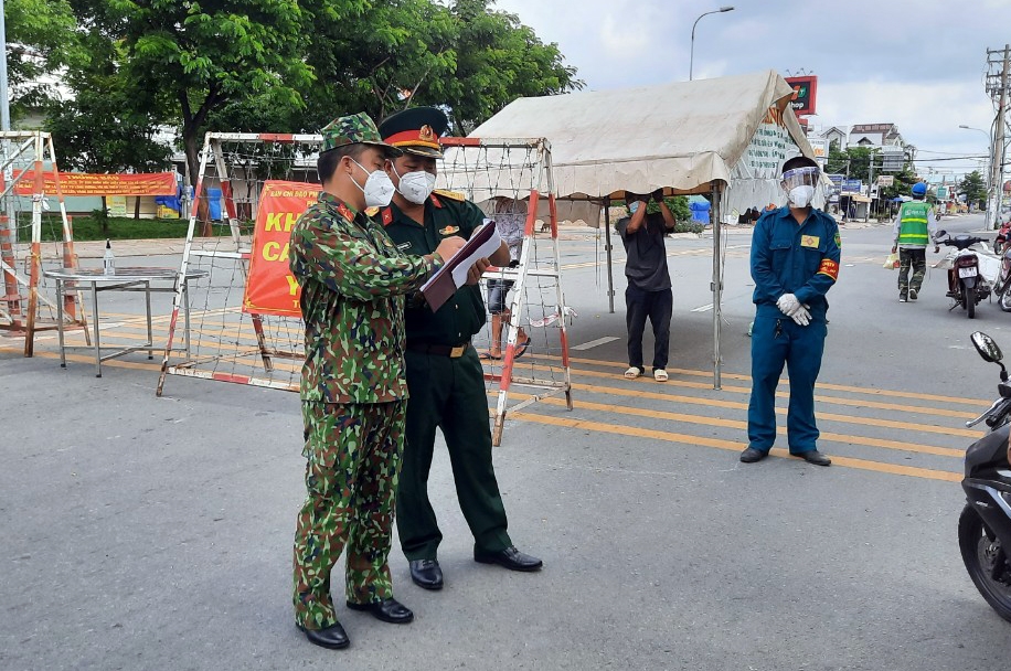 Ban CHQS quận Bình Tân kiểm tra thực hiện nhiệm vụ tại các chốt kiểm soát.