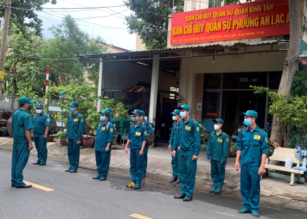 Lực lượng dân quân các phường trên địa bàn tăng cường cho các nhiệm vụ phòng, chống dịch.