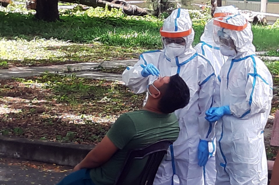 Để bảo đảm an toàn, công tác lấy mẫu xét nghiệm cho lực lượng dân quân được thực hiện nghiêm theo quy định của ngành y tế.