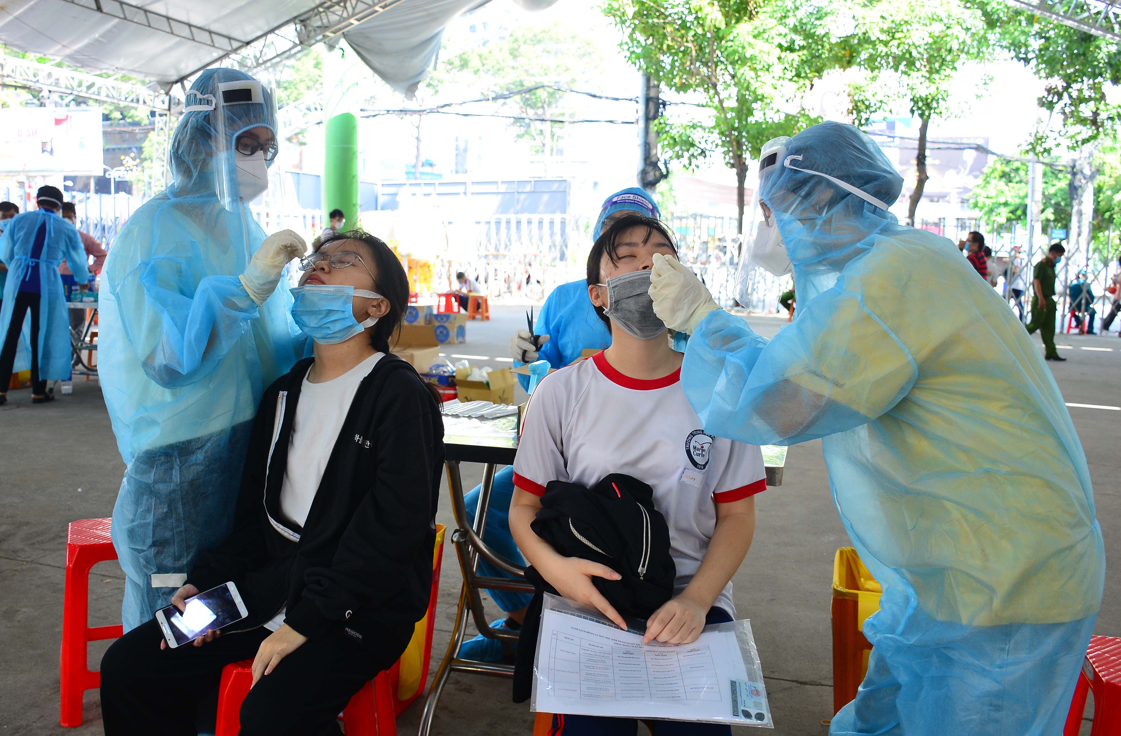 TP Hồ Chí Minh lấy mẫu xét nghiệm cho giáo viên, thí sinh tham gia kỳ thi tốt nghiệp trung học phổ thông