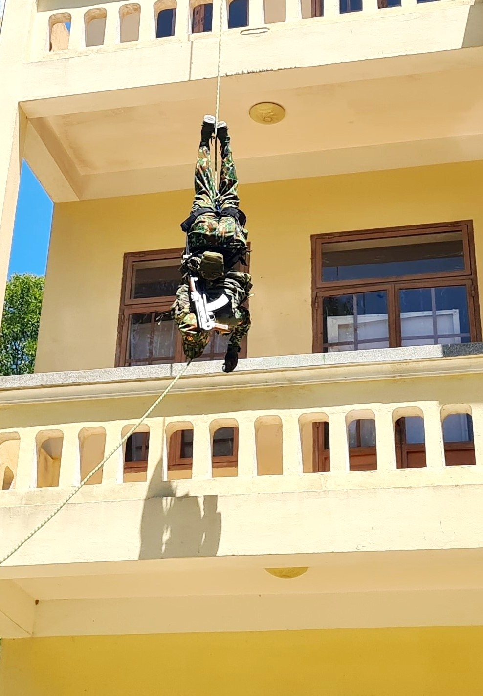 Động tác tụt ngược là một trong những nội dung khó mà các chiến sĩ trinh sát phải thực hiện.