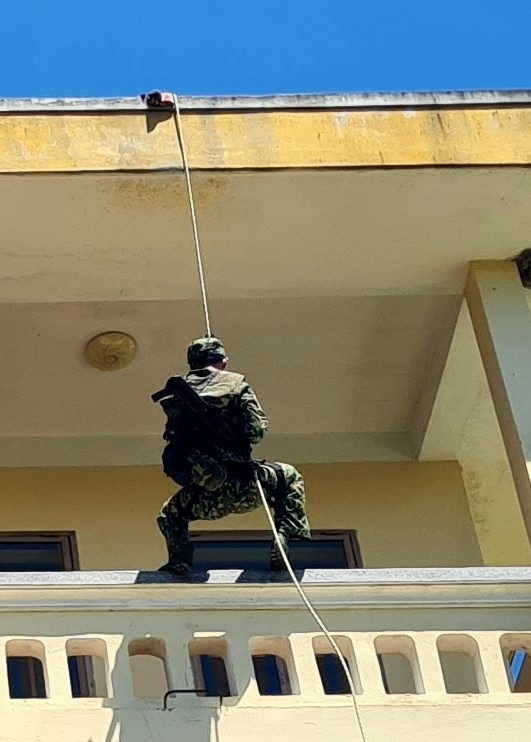 Động tác tụt xuôi của một chiến sĩ trinh sát.