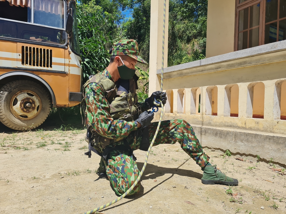 Chiến sĩ trinh sát tiếp đất an toàn.