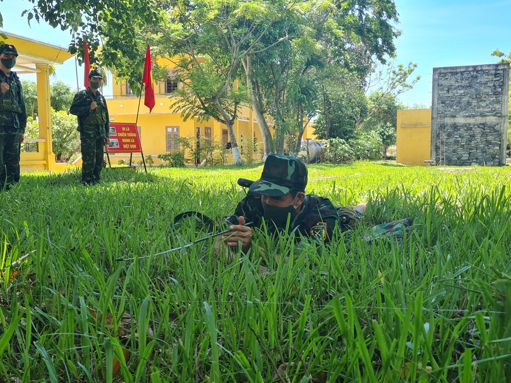 Phân đội trinh sát đặc nhiệm 3, Đại đội 1 đang huấn luyện bộ đội cách gỡ mìn.