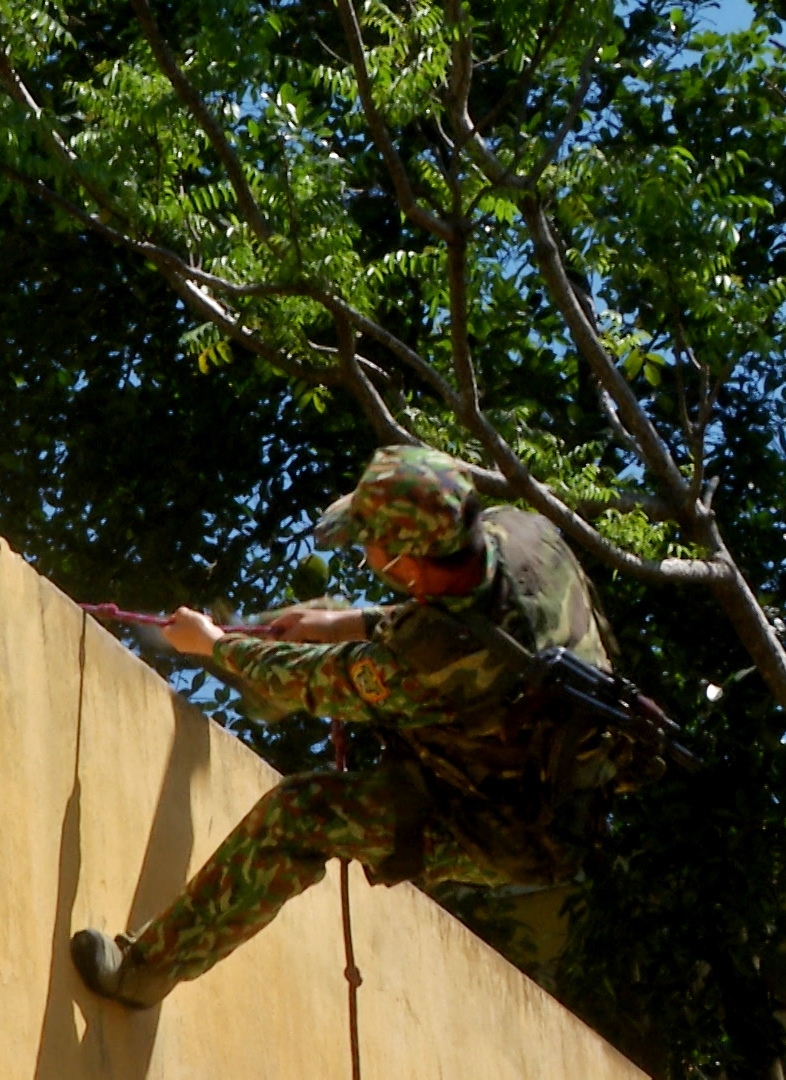 Tổ trinh sát vượt tường 3 mét.