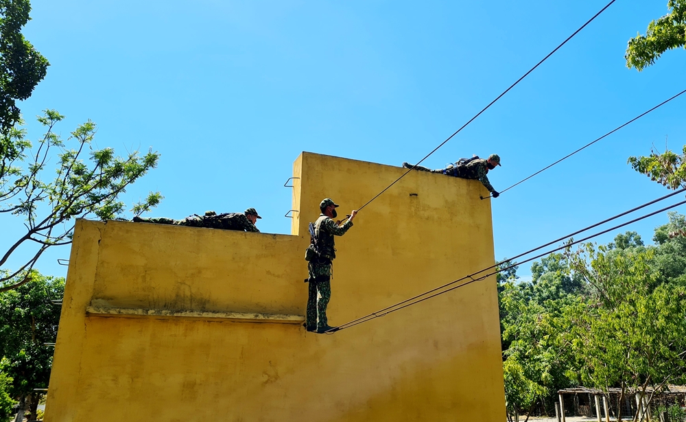 Vượt tường 3 mét bằng dây.