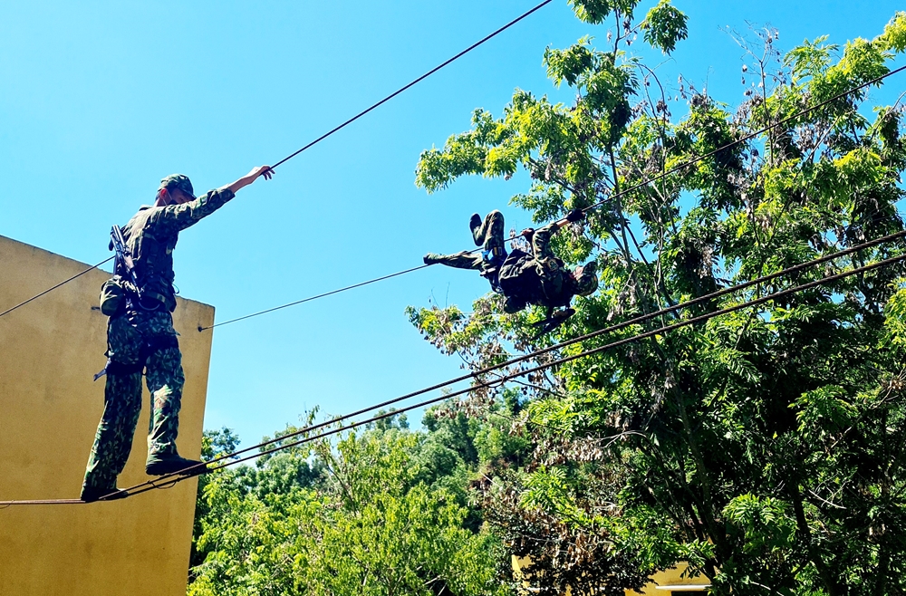 Thực hành vượt dây cảm tử.