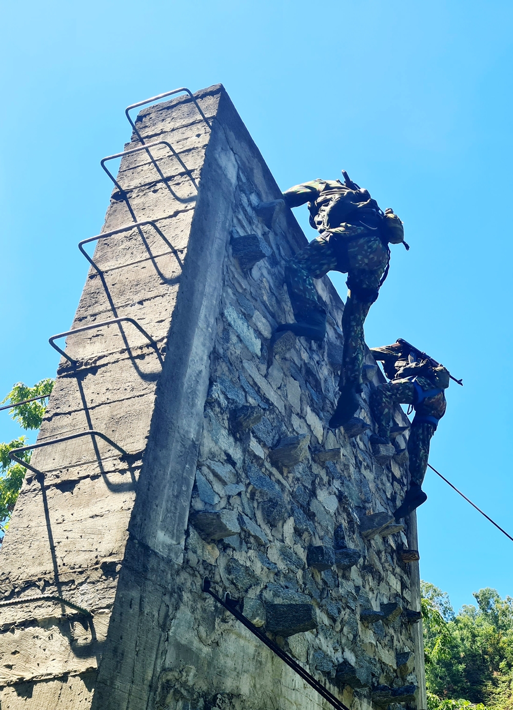 Tổ trinh sát thực hành vượt tường đá.