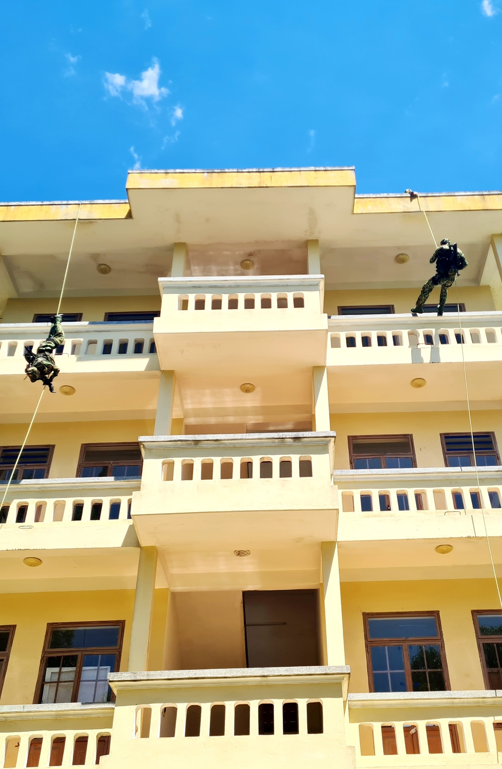 Tổ trinh sát huấn luyện thực hành tụt dây giải cứu con tin.