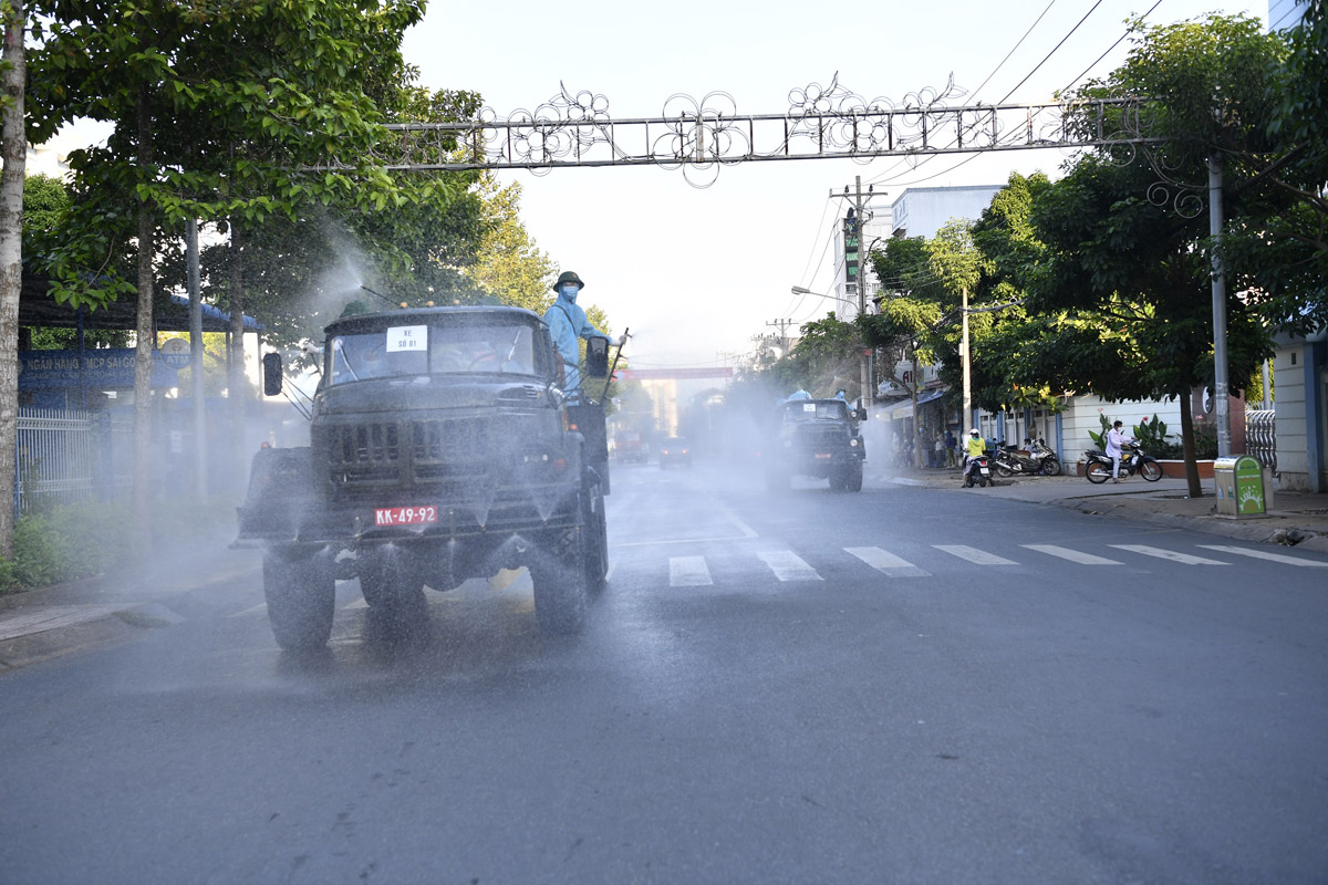 Quân khu 9 tổ chức phun thuốc khử khuẩn tại thành phố Mỹ Tho

