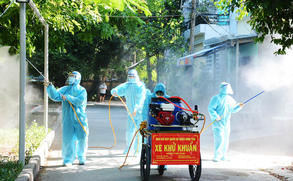 Dân quân TP Hồ Chí Minh xông pha diệt “giặc” Covid-19