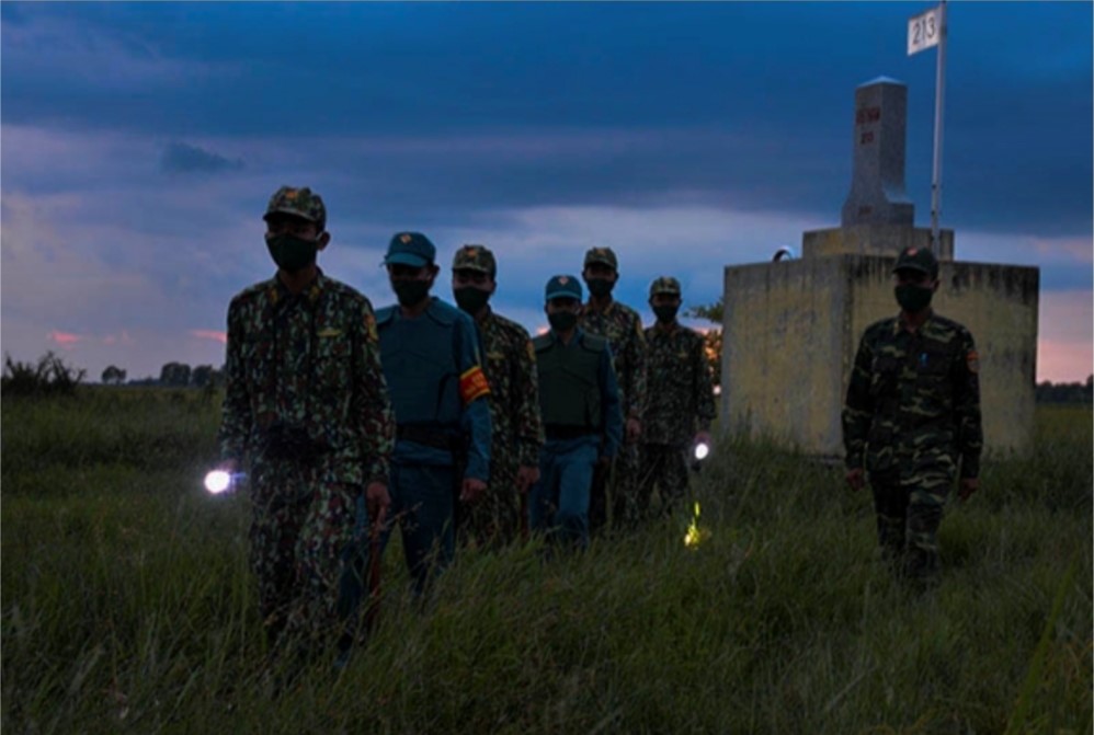 Tiếng gõ cửa giữa đêm khuya