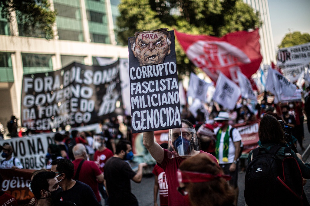 Người dân Brazil biểu tình gay gắt sau bê bối tham nhũng vaccine Covid-19