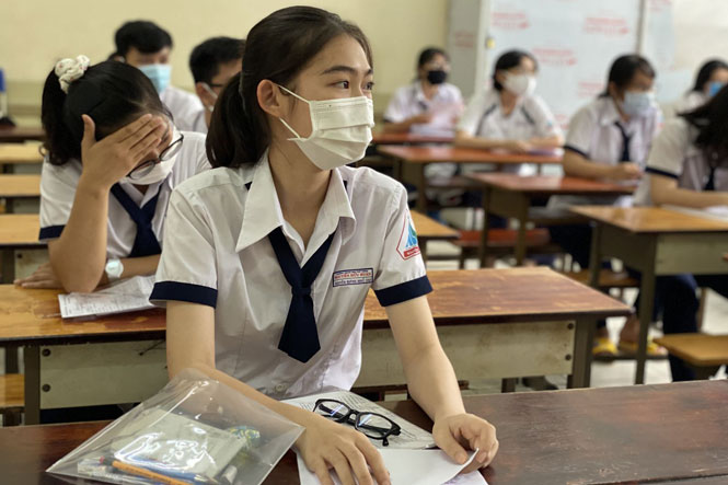 Hà Nội: Thí sinh làm thủ tục dự thi tốt nghiệp THPT trực tiếp tại điểm thi vào chiều 6-7