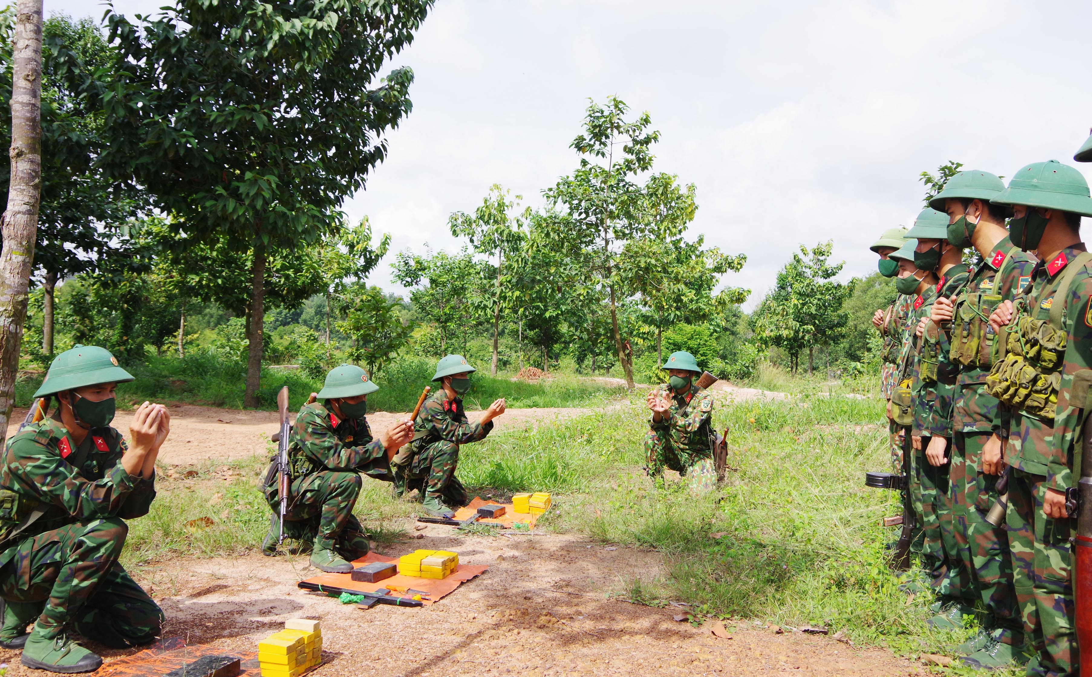 Bám sát bộ đội, chủ động giải quyết tốt tư tưởng