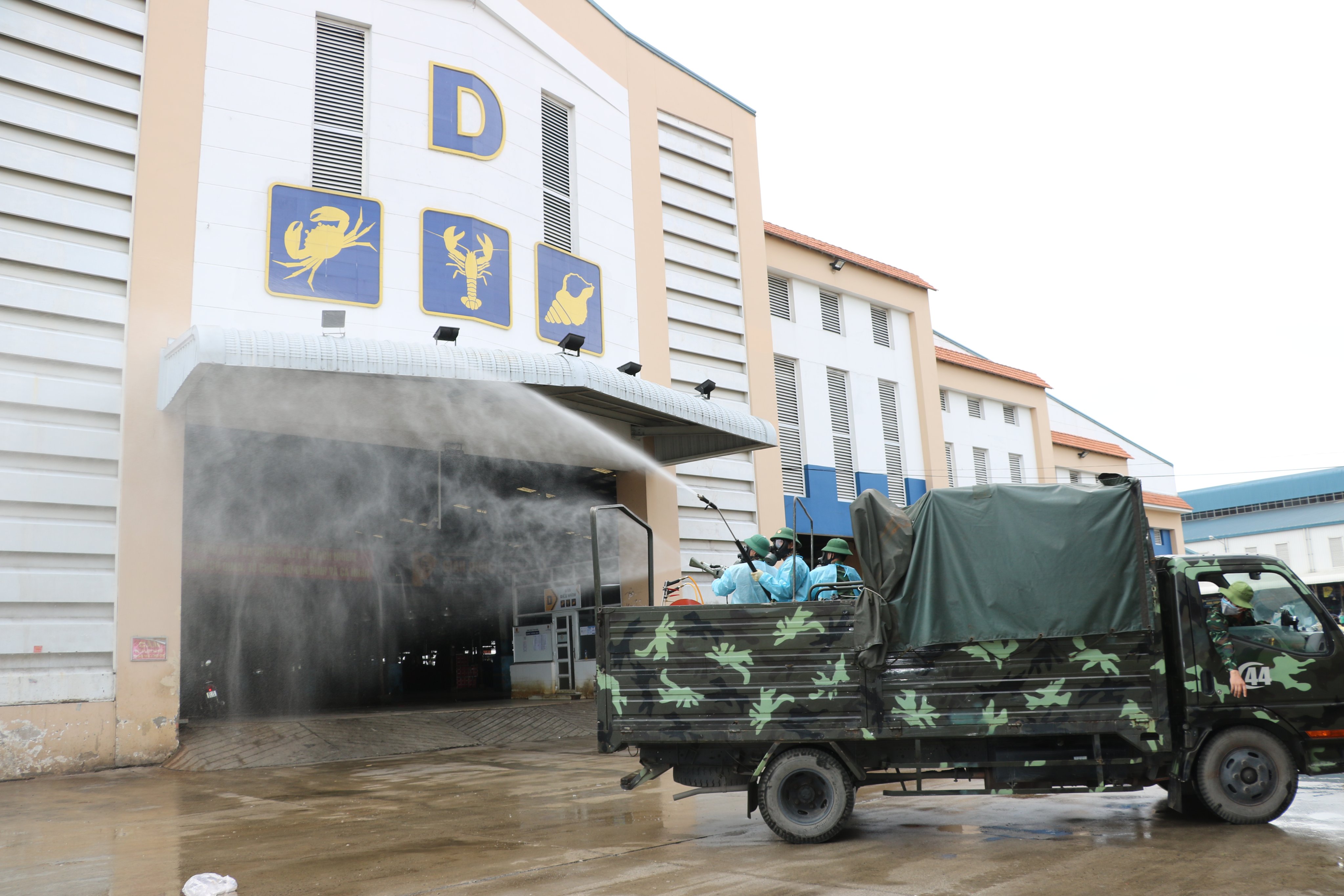 Tạm dừng hoạt động giao nhận hàng trực tiếp tại chợ đầu mối Bình Điền