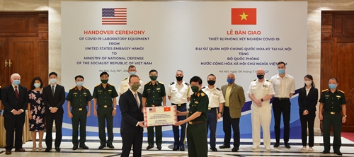 Đại sứ quán Hoa Kỳ tặng Bộ Quốc phòng Việt Nam thiết bị phòng xét nghiệm Covid-19