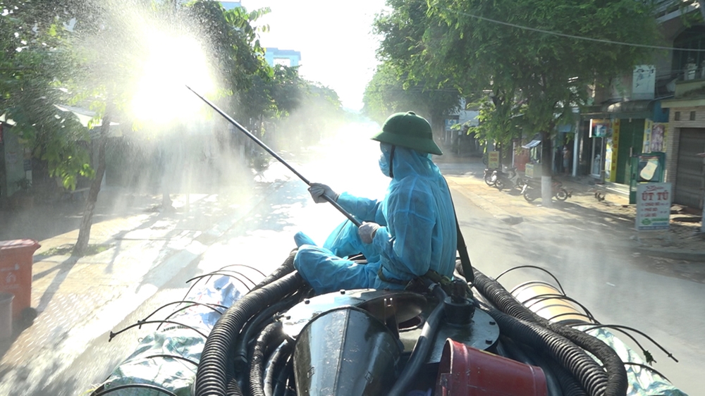 Trong bộ đồ bảo hộ kín mít các chiến sĩ trẻ tích cực thực hiện nhiệm vụ.