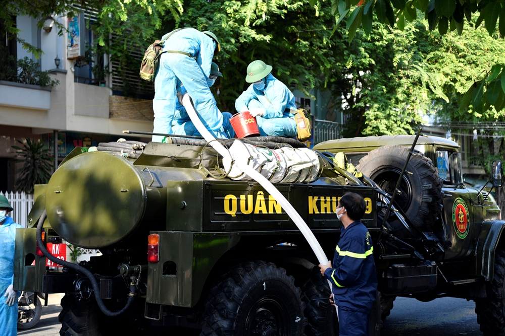 Cảnh sát phòng cháy Công an tỉnh Tiền Giang bơm nước cho lực lượng thực hiện nhiệm vụ.