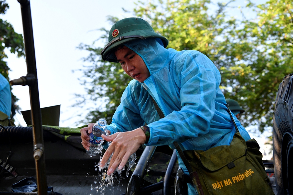 Phút giải lao của một chiến sĩ.